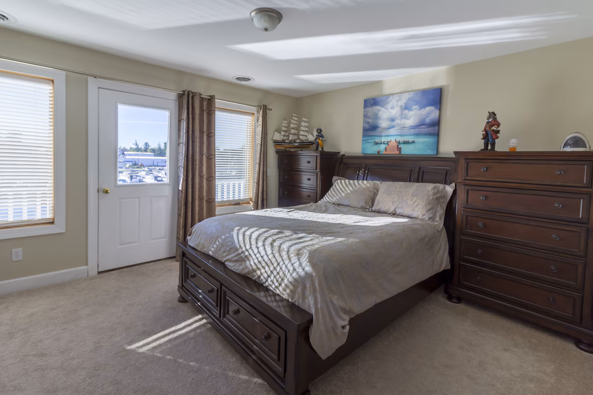 Master bedroom — queen